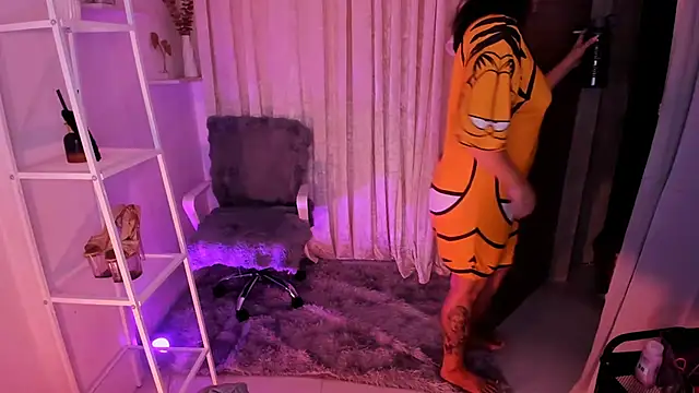 MS VALERIA online show from 10-11-25, 05:50