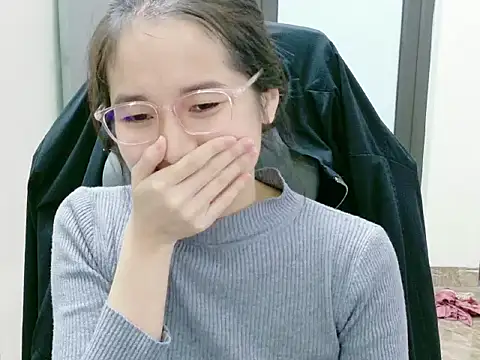 Shulee21 online show from 12-18-25, 03:01