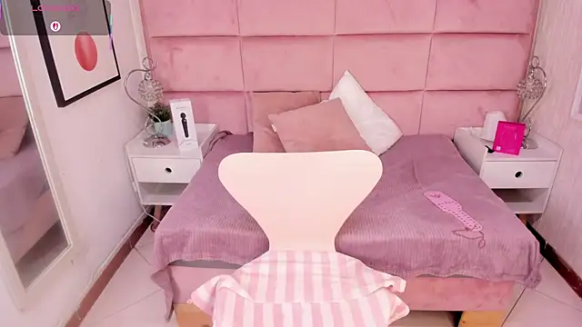 Snapshot of Janah_Myers chatting on 10-09-25, 01:09 Janah Myers online show from 10-09-25, 01:09