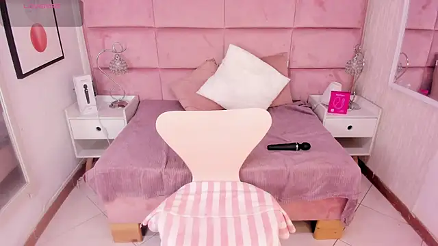 Snapshot of Janah_Myers chatting on 10-14-25, 01:12 Janah Myers online show from 10-14-25, 01:12