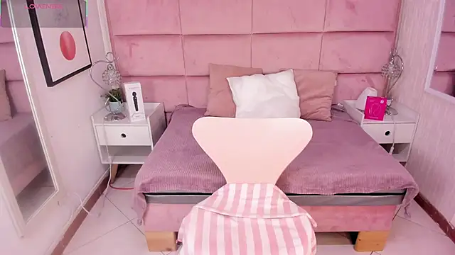 Snapshot of Janah_Myers chatting on 10-15-25, 01:22 Janah Myers online show from 10-15-25, 01:22