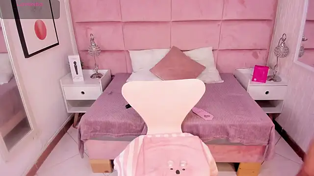 Snapshot of Janah_Myers chatting on 10-25-25, 01:07 Janah Myers online show from 10-25-25, 01:07