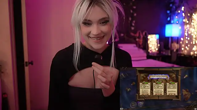 Snapshot of littlelune chatting on 10-14-25, 12:00 littlelune online show from 10-14-25, 12:00