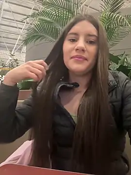 Snapshot of Isabella21_ chatting on 10-22-25, 12:11 Isabella21  online show from 10-22-25, 12:11
