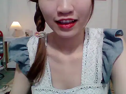 Snapshot of __Donna__ chatting on 10-13-25, 02:28   Donna   online show from 10-13-25, 02:28