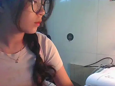Snapshot of Linzly chatting on 10-14-25, 04:41 Linzly online show from 10-14-25, 04:41