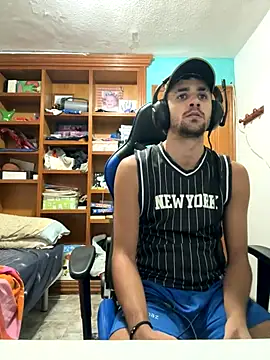 Snapshot of aavrdvh33 chatting on 10-06-25, 09:45 aavrdvh33 online show from 10-06-25, 09:45