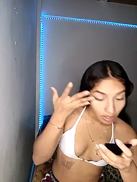 Snapshot of Sharlotte_Watts chatting on 10-08-25, 12:52 Sharlotte Watts online show from 10-08-25, 12:52