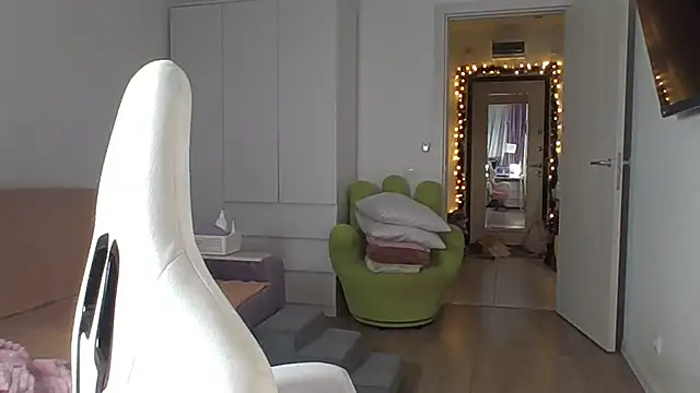 Qaynii online show from 10-25-25, 04:02