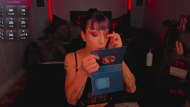 Snapshot of Draculairis chatting on 02-19-26, 12:56 Draculairis online show from 02-19-26, 12:56