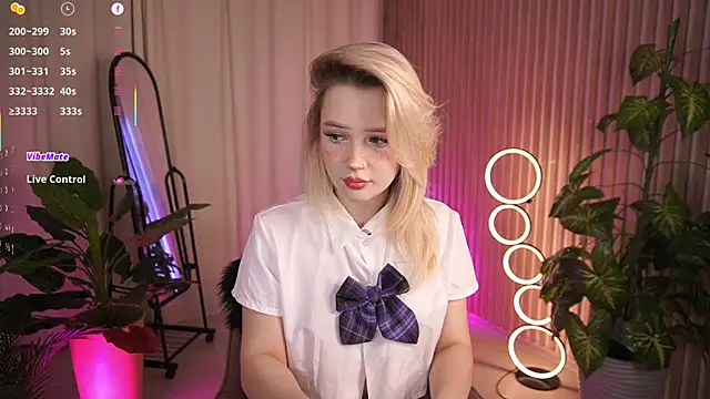 Snapshot of LauraWifeness chatting on 12-15-25, 06:28 LauraWifeness online show from 12-15-25, 06:28