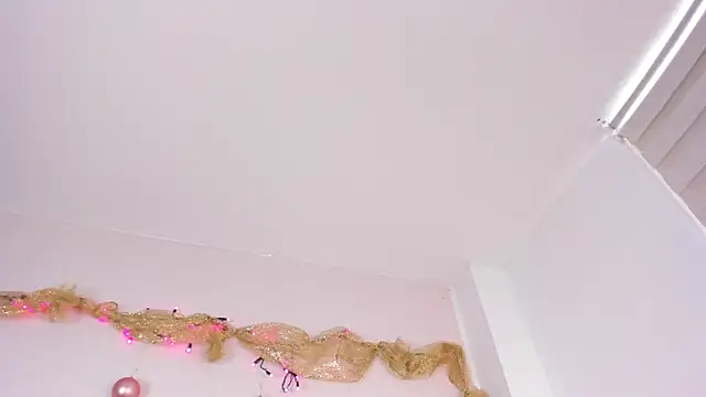 Snapshot of missweetpeach chatting on 12-14-25, 07:29 missweetpeach online show from 12-14-25, 07:29