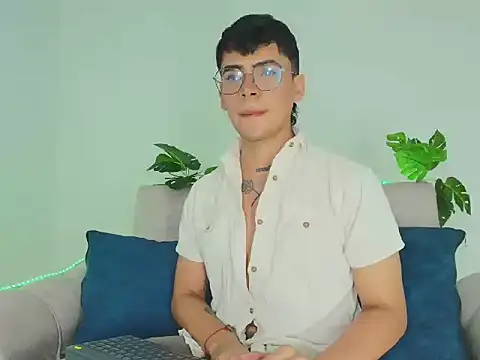 CamiiGuzmanX online show from 09-16-25, 05:36