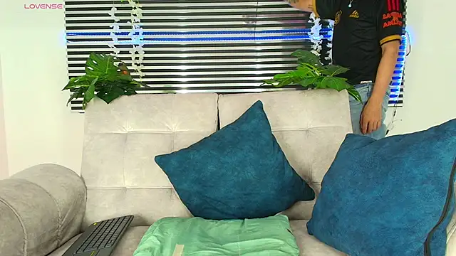 Snapshot of CamiiGuzmanX chatting on 12-22-25, 08:28 CamiiGuzmanX online show from 12-22-25, 08:28