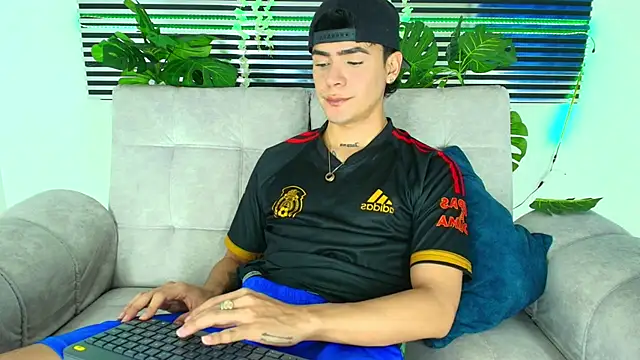 Snapshot of CamiiGuzmanX chatting on 02-02-26, 08:07 CamiiGuzmanX online show from 02-02-26, 08:07