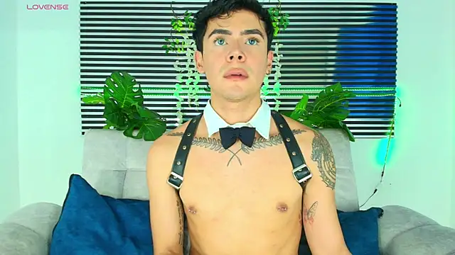 Snapshot of CamiiGuzmanX chatting on 02-06-26, 08:56 CamiiGuzmanX online show from 02-06-26, 08:56