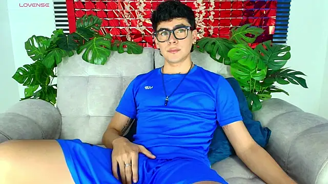 Snapshot of CamiiGuzmanX chatting on 02-27-26, 08:42 CamiiGuzmanX online show from 02-27-26, 08:42