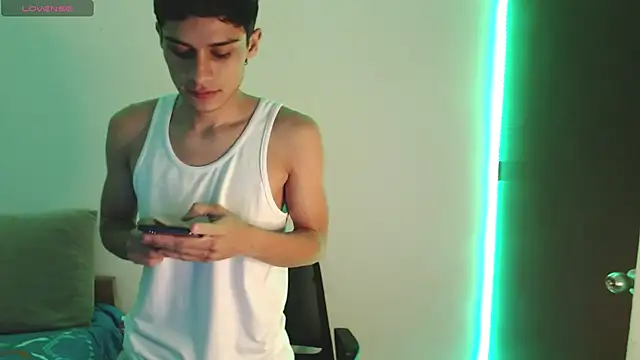 Snapshot of axel_davis_ chatting on 10-12-25, 03:49 axel davis  online show from 10-12-25, 03:49