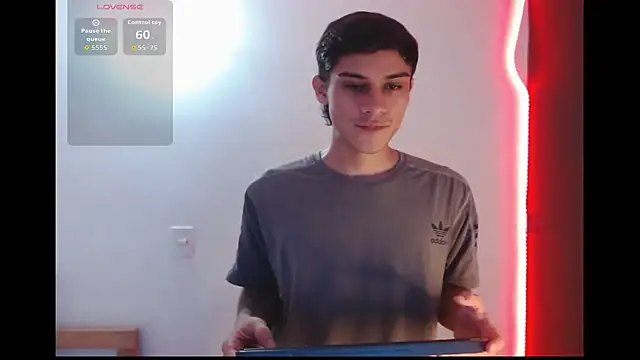 Snapshot of axel_davis_ chatting on 10-17-25, 05:32 axel davis  online show from 10-17-25, 05:32