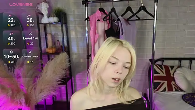 MillaHolt online show from 10-22-25, 08:47