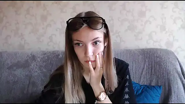 HitGyrl online show from 09-26-25, 01:20