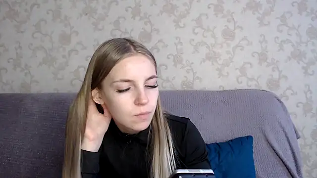 HitGyrl online show from 11-16-25, 08:09