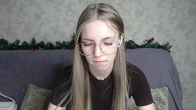 HitGyrl online show from 12-21-25, 01:02