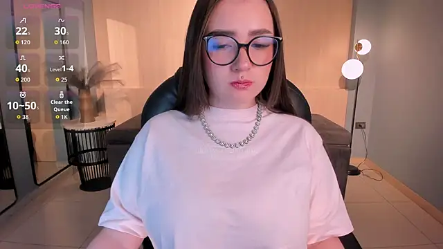 Snapshot of SarahRhodes_ chatting on 10-20-25, 11:43 SarahRhodes online show from 10-20-25, 11:43