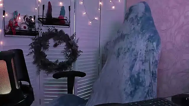 Snapshot of aestheticbeing chatting on 12-15-25, 12:09 aestheticbeing online show from 12-15-25, 12:09