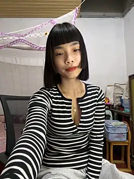 Snapshot of andymi1 chatting on 10-17-25, 02:08 andymi1 online show from 10-17-25, 02:08
