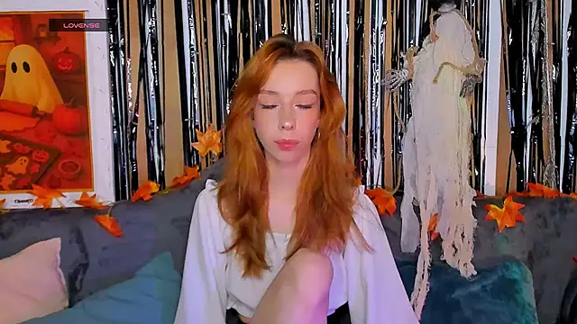 Snapshot of Lori_Williams chatting on 10-27-25, 12:58 Lori Williams online show from 10-27-25, 12:58