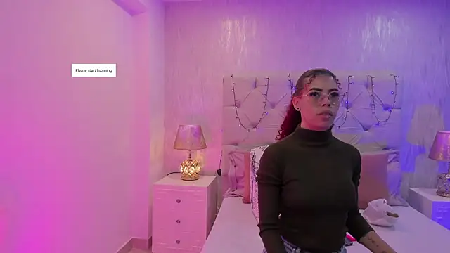 Snapshot of Pamelamiler__ chatting on 09-19-25, 01:23 Pamelamiler online show from 09-19-25, 01:23