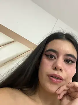 CoralineRusso1 online show from 11-19-25, 06:35