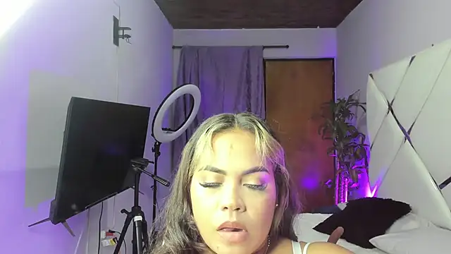 EmilyDuran  online show from 10-19-25, 11:27