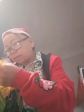 Snapshot of VangLe73 chatting on 09-29-25, 04:06 VangLe73 online show from 09-29-25, 04:06