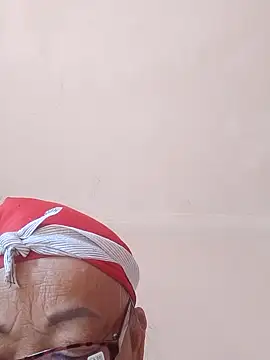 Snapshot of VangLe73 chatting on 10-10-25, 01:04 VangLe73 online show from 10-10-25, 01:04