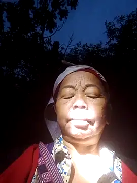 Snapshot of VangLe73 chatting on 10-13-25, 10:43 VangLe73 online show from 10-13-25, 10:43