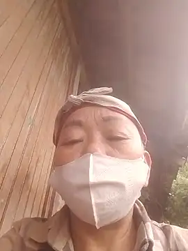 Snapshot of VangLe73 chatting on 10-31-25, 09:10 VangLe73 online show from 10-31-25, 09:10