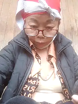 Snapshot of VangLe73 chatting on 11-13-25, 03:49 VangLe73 online show from 11-13-25, 03:49