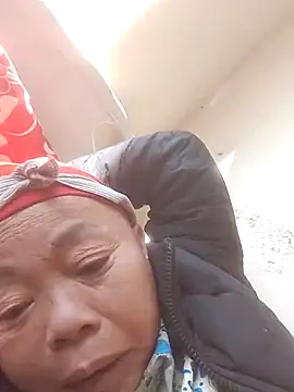 Snapshot of VangLe73 chatting on 12-15-25, 06:06 VangLe73 online show from 12-15-25, 06:06