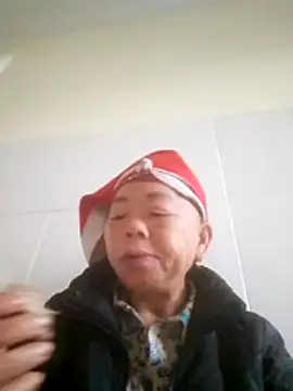 Snapshot of VangLe73 chatting on 12-17-25, 12:16 VangLe73 online show from 12-17-25, 12:16