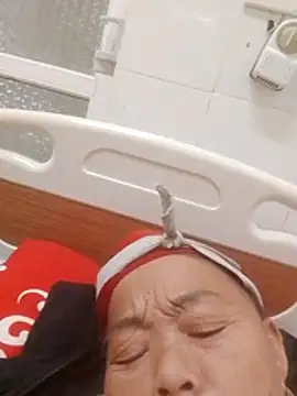 Snapshot of VangLe73 chatting on 12-17-25, 12:44 VangLe73 online show from 12-17-25, 12:44