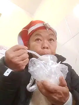 Snapshot of VangLe73 chatting on 12-21-25, 12:40 VangLe73 online show from 12-21-25, 12:40