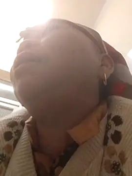 Snapshot of VangLe73 chatting on 12-21-25, 12:56 VangLe73 online show from 12-21-25, 12:56