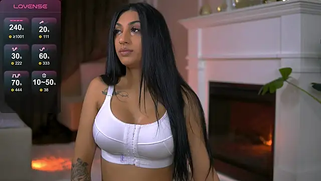 Snapshot of EmaHallee chatting on 10-23-25, 03:28 EmaHallee online show from 10-23-25, 03:28