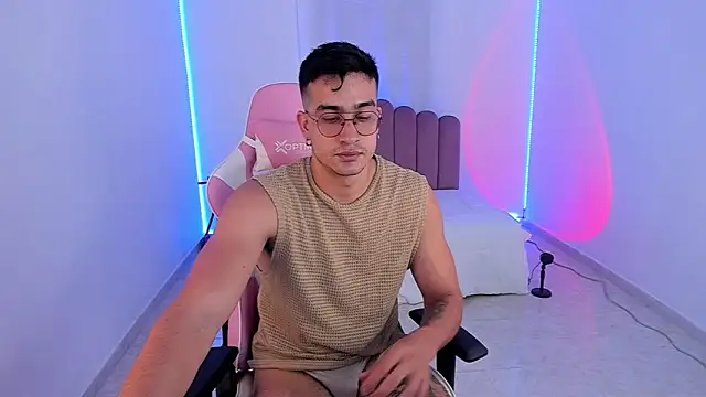 Snapshot of CamCumBoy chatting on 10-20-25, 07:20 CamCumBoy online show from 10-20-25, 07:20