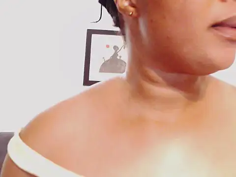 Snapshot of xMoreOfAmor chatting on 11-11-25, 05:24 xMoreOfAmor online show from 11-11-25, 05:24