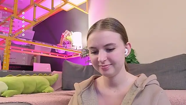 Snapshot of FlexiPixie chatting on 10-14-25, 08:15 FlexiPixie online show from 10-14-25, 08:15