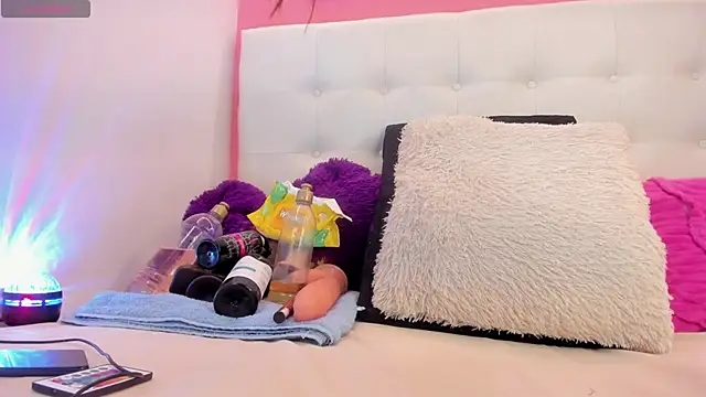 Snapshot of Willow_Wright chatting on 09-30-25, 01:38 Willow Wright online show from 09-30-25, 01:38