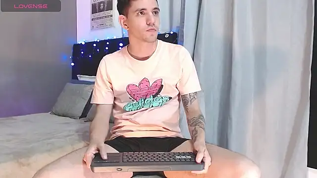 Snapshot of Matteo12_ chatting on 11-17-25, 02:39 Matteo12 online show from 11-17-25, 02:39